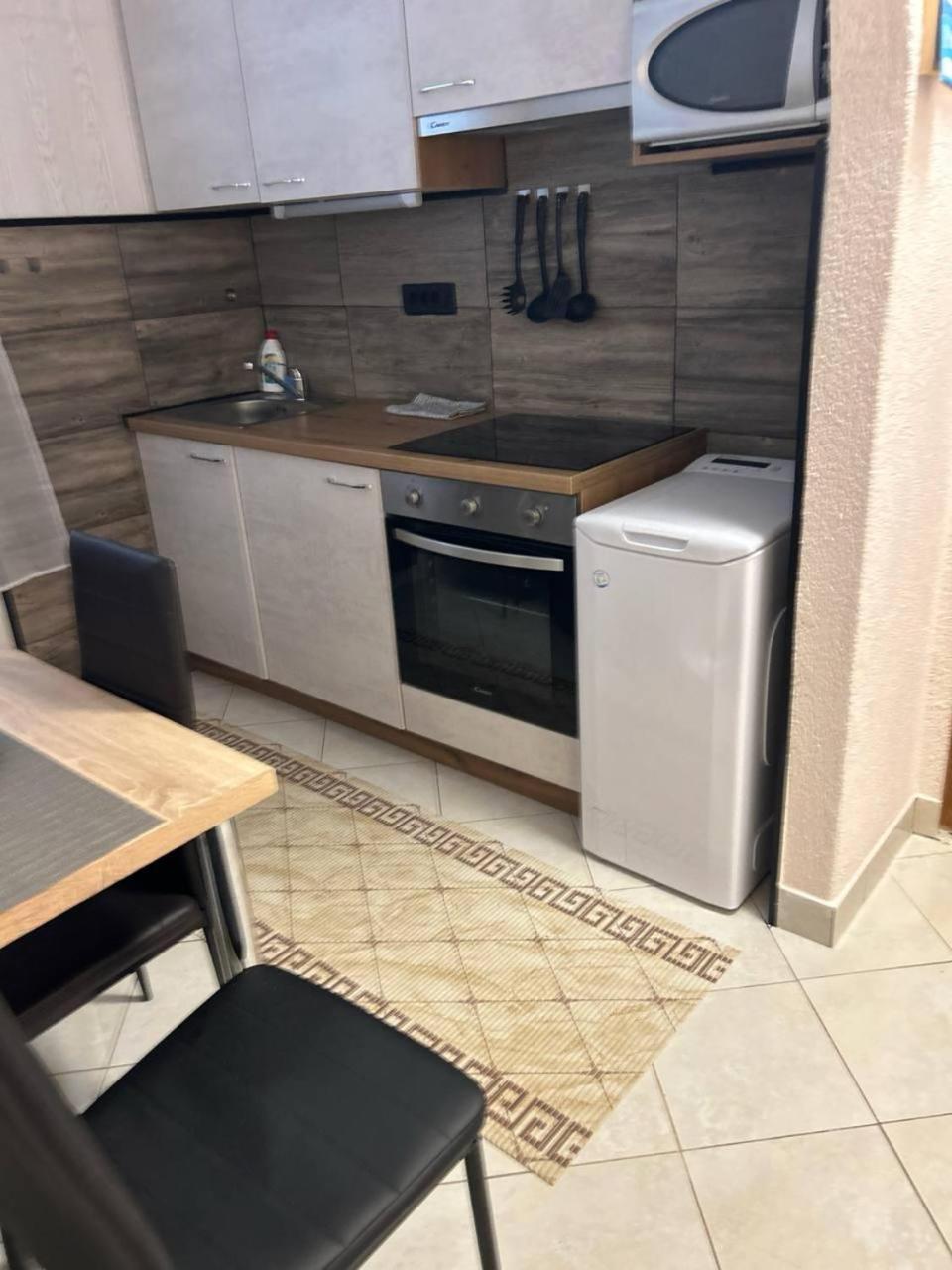 Hanka - 3 Verschiedene Whg - 40 Qm 3 Pers, 50 Qm Bis 4 Pers Oder 70 Qm Bis 5 Pers, Balkone, Nur 70 M Zum Strand, Von 3 Bis Max 5 Personen, Wlan, Sat-tv, Klima, Kueche, Parkplaetze,ruhig Gelegen Umag
