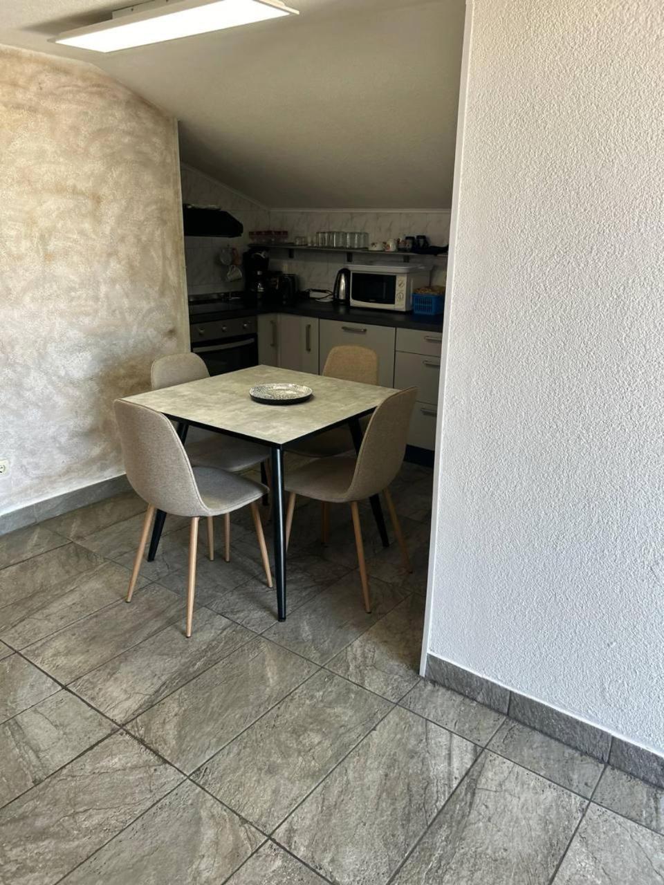 Apartment Hanka - 3 Verschiedene Whg - 40 Qm 3 Pers, 50 Qm Bis 4 Pers Oder 70 Qm Bis 5 Pers, Balkone, Nur 70 M Zum Strand, Von 3 Bis Max 5 Personen, Wlan, Sat-tv, Klima, Kueche, Parkplaetze,ruhig Gelegen Umag