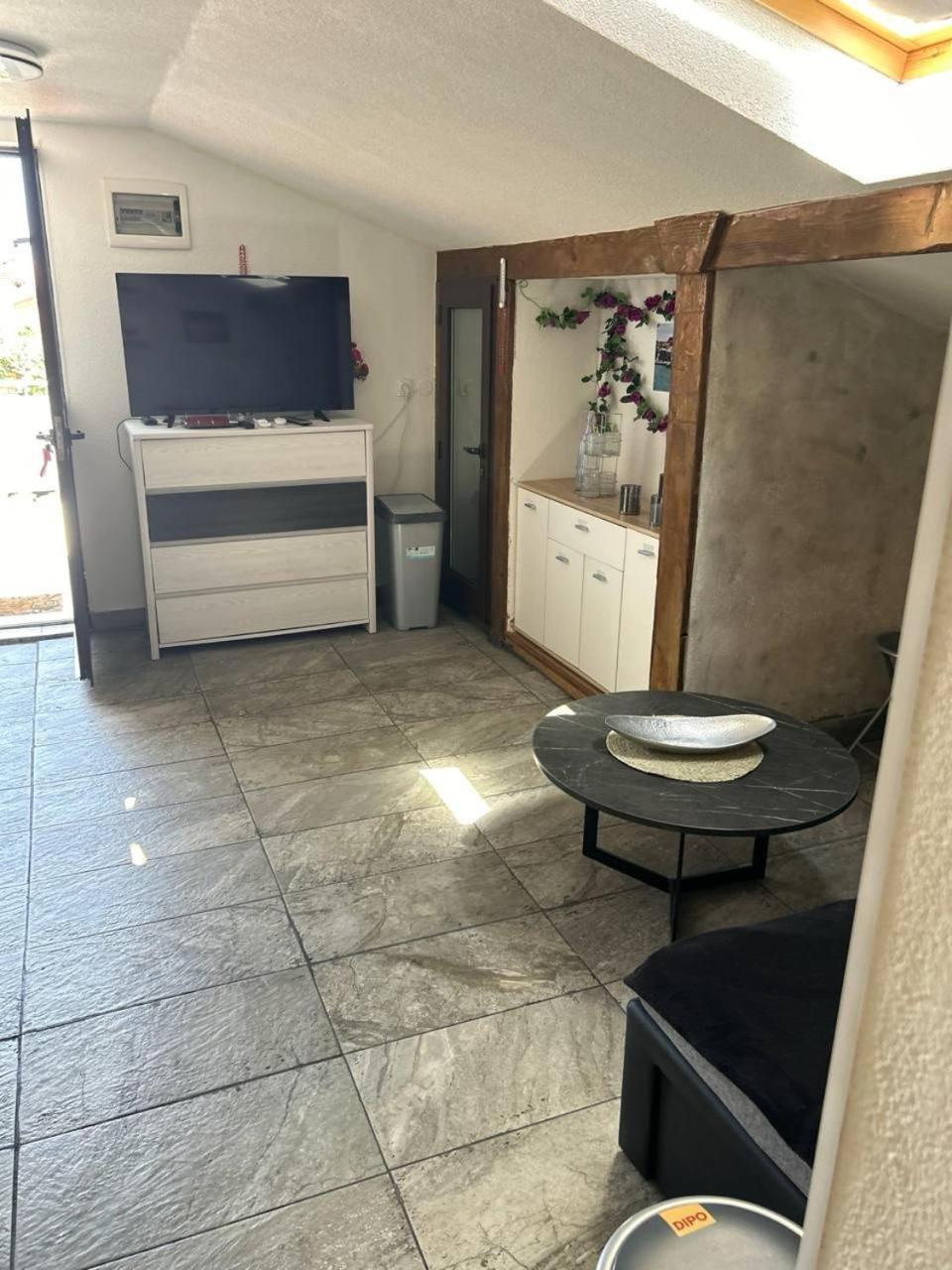 Hanka - 3 Verschiedene Whg - 40 Qm 3 Pers, 50 Qm Bis 4 Pers Oder 70 Qm Bis 5 Pers, Balkone, Nur 70 M Zum Strand, Von 3 Bis Max 5 Personen, Wlan, Sat-tv, Klima, Kueche, Parkplaetze,ruhig Gelegen * Umag