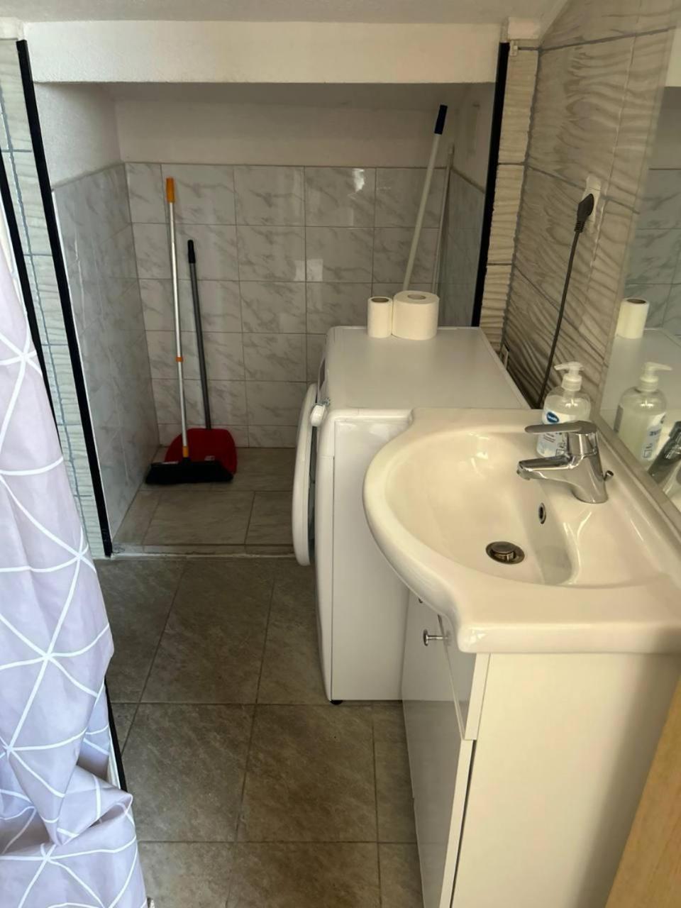 Hanka - 3 Verschiedene Whg - 40 Qm 3 Pers, 50 Qm Bis 4 Pers Oder 70 Qm Bis 5 Pers, Balkone, Nur 70 M Zum Strand, Von 3 Bis Max 5 Personen, Wlan, Sat-tv, Klima, Kueche, Parkplaetze,ruhig Gelegen Apartment