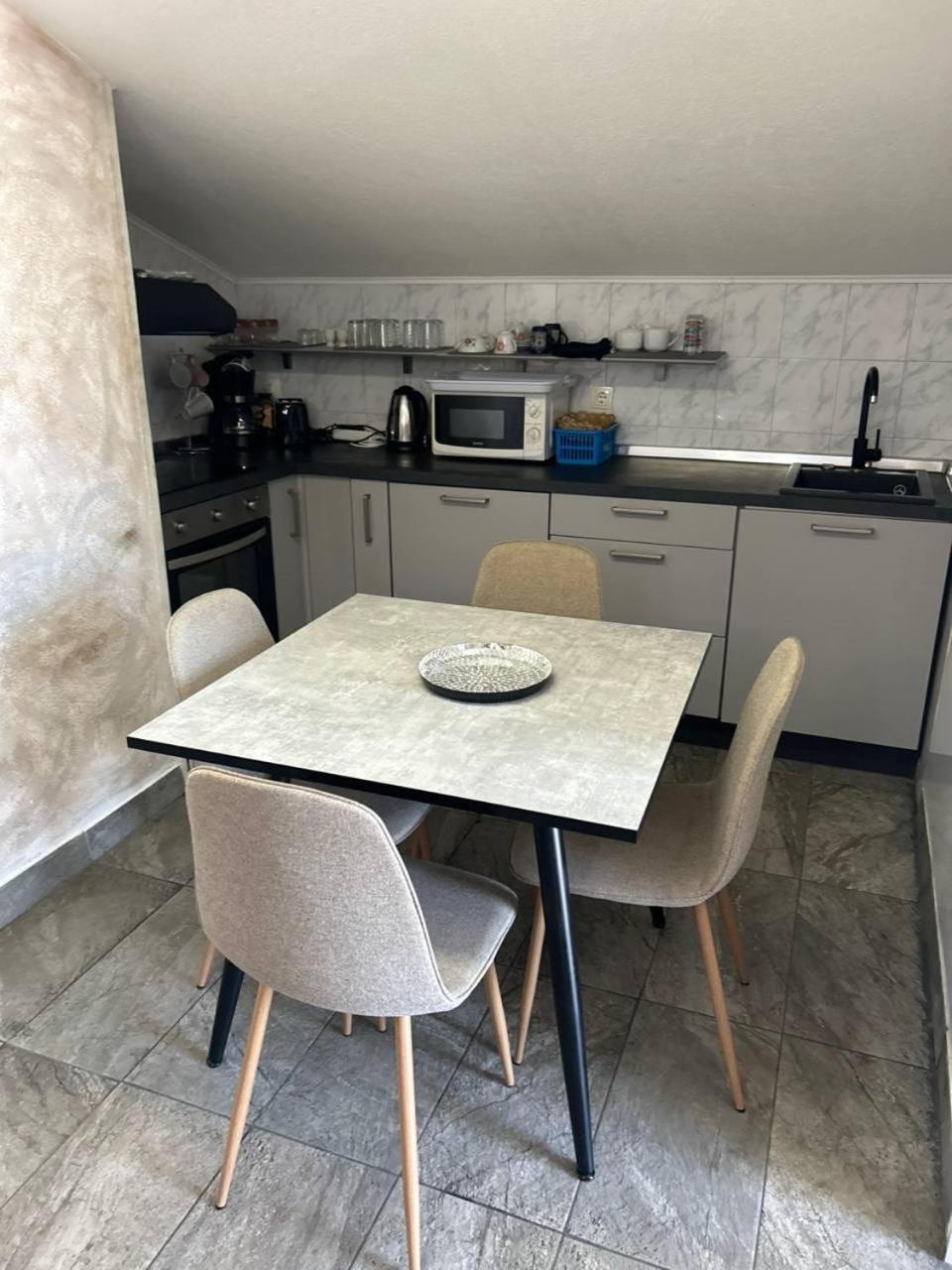 Apartment Hanka - 3 Verschiedene Whg - 40 Qm 3 Pers, 50 Qm Bis 4 Pers Oder 70 Qm Bis 5 Pers, Balkone, Nur 70 M Zum Strand, Von 3 Bis Max 5 Personen, Wlan, Sat-tv, Klima, Kueche, Parkplaetze,ruhig Gelegen *