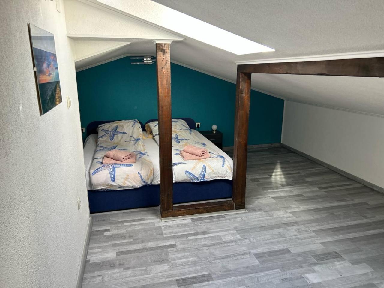 Hanka - 3 Verschiedene Whg - 40 Qm 3 Pers, 50 Qm Bis 4 Pers Oder 70 Qm Bis 5 Pers, Balkone, Nur 70 M Zum Strand, Von 3 Bis Max 5 Personen, Wlan, Sat-tv, Klima, Kueche, Parkplaetze,ruhig Gelegen * Umag