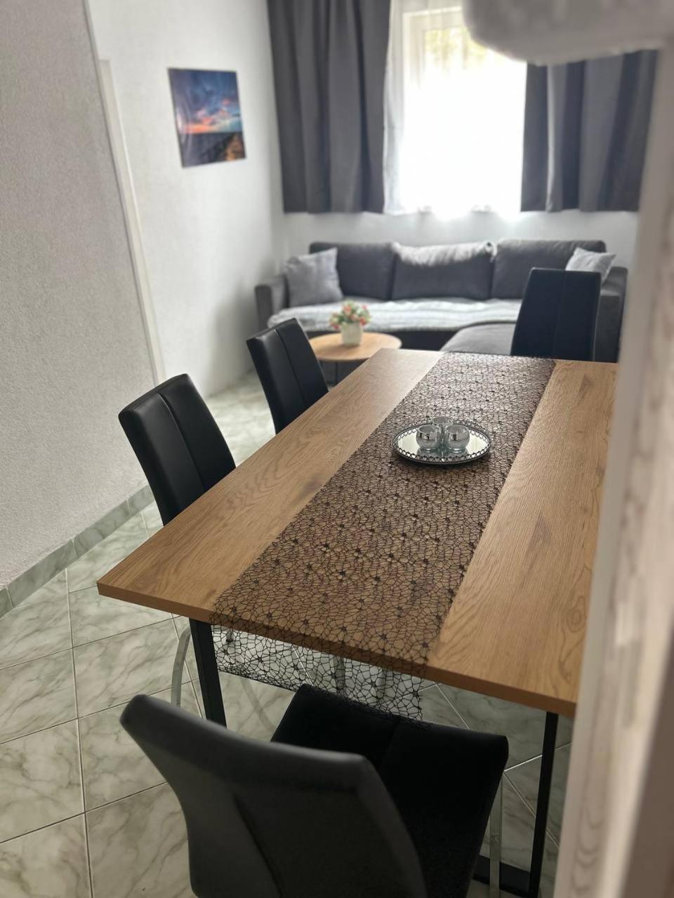 Hanka - 3 Verschiedene Whg - 40 Qm 3 Pers, 50 Qm Bis 4 Pers Oder 70 Qm Bis 5 Pers, Balkone, Nur 70 M Zum Strand, Von 3 Bis Max 5 Personen, Wlan, Sat-tv, Klima, Kueche, Parkplaetze,ruhig Gelegen Apartment Umag