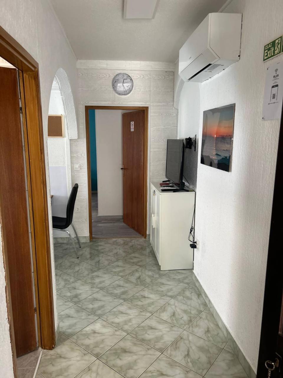 Apartment Hanka - 3 Verschiedene Whg - 40 Qm 3 Pers, 50 Qm Bis 4 Pers Oder 70 Qm Bis 5 Pers, Balkone, Nur 70 M Zum Strand, Von 3 Bis Max 5 Personen, Wlan, Sat-tv, Klima, Kueche, Parkplaetze,ruhig Gelegen Umag