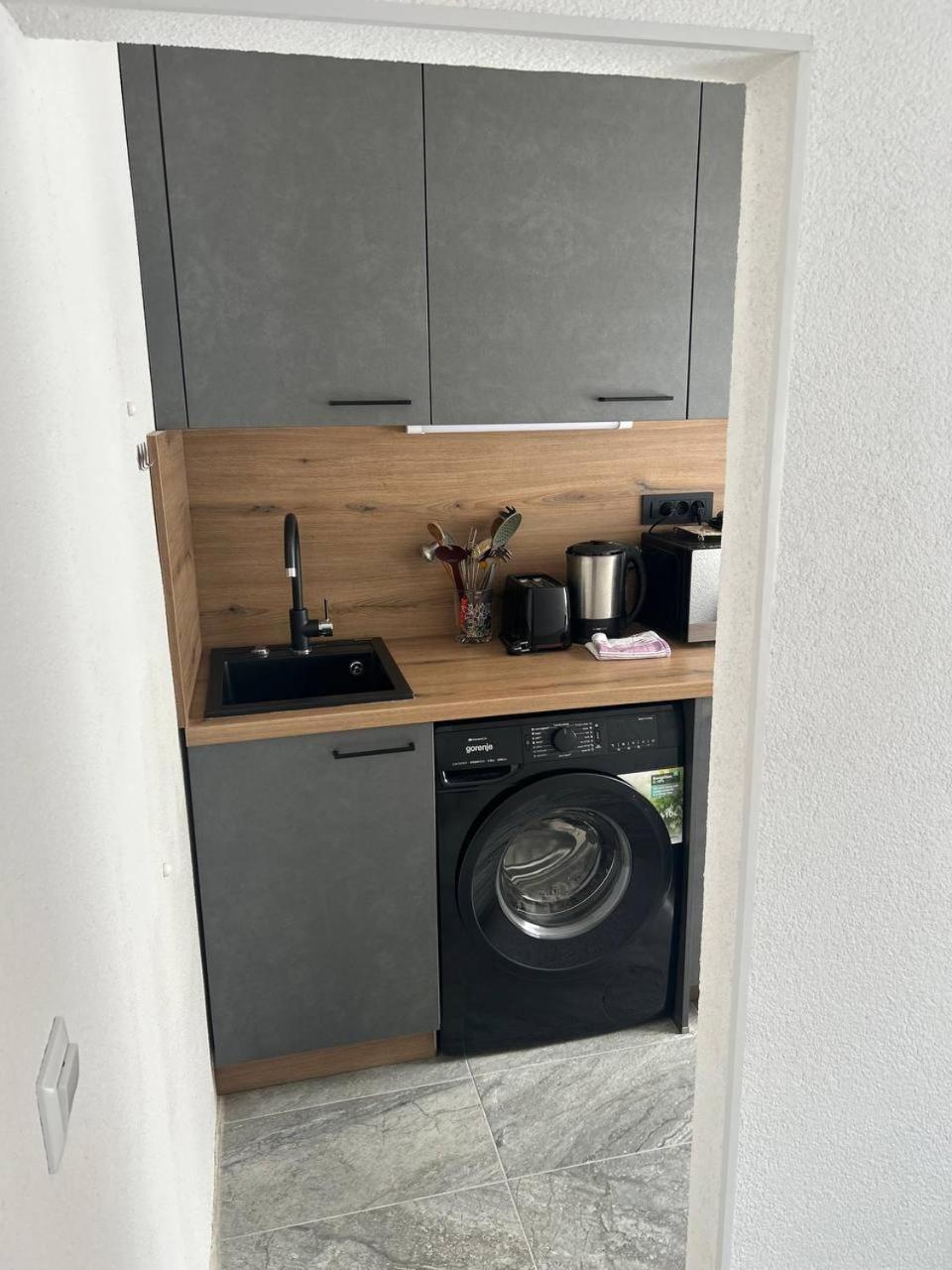 Hanka - 3 Verschiedene Whg - 40 Qm 3 Pers, 50 Qm Bis 4 Pers Oder 70 Qm Bis 5 Pers, Balkone, Nur 70 M Zum Strand, Von 3 Bis Max 5 Personen, Wlan, Sat-tv, Klima, Kueche, Parkplaetze,ruhig Gelegen * Umag