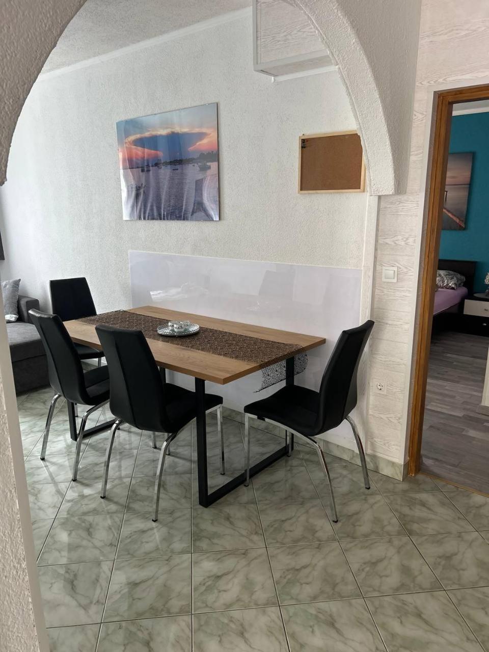 Hanka - 3 Verschiedene Whg - 40 Qm 3 Pers, 50 Qm Bis 4 Pers Oder 70 Qm Bis 5 Pers, Balkone, Nur 70 M Zum Strand, Von 3 Bis Max 5 Personen, Wlan, Sat-tv, Klima, Kueche, Parkplaetze,ruhig Gelegen Apartment