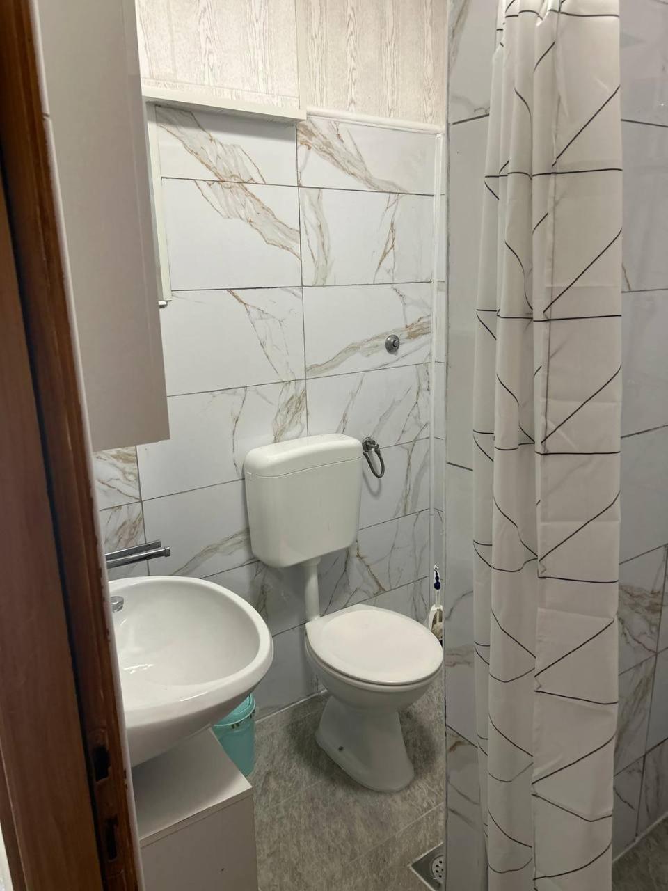 Hanka - 3 Verschiedene Whg - 40 Qm 3 Pers, 50 Qm Bis 4 Pers Oder 70 Qm Bis 5 Pers, Balkone, Nur 70 M Zum Strand, Von 3 Bis Max 5 Personen, Wlan, Sat-tv, Klima, Kueche, Parkplaetze,ruhig Gelegen Apartment *