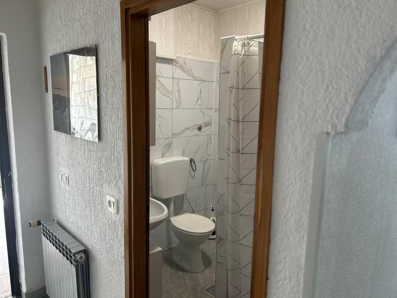 Hanka - 3 Verschiedene Whg - 40 Qm 3 Pers, 50 Qm Bis 4 Pers Oder 70 Qm Bis 5 Pers, Balkone, Nur 70 M Zum Strand, Von 3 Bis Max 5 Personen, Wlan, Sat-tv, Klima, Kueche, Parkplaetze,ruhig Gelegen Apartment Umag