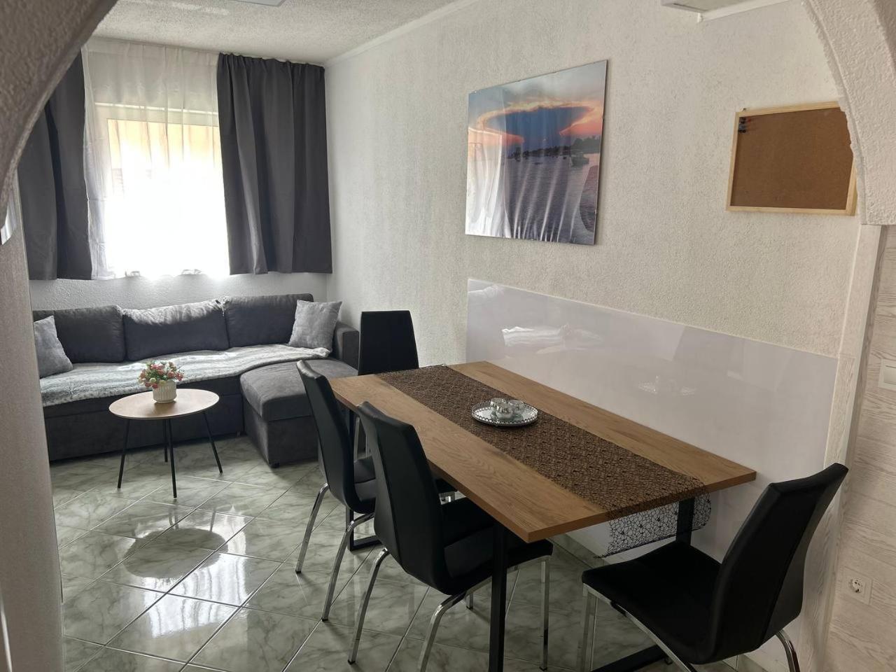Hanka - 3 Verschiedene Whg - 40 Qm 3 Pers, 50 Qm Bis 4 Pers Oder 70 Qm Bis 5 Pers, Balkone, Nur 70 M Zum Strand, Von 3 Bis Max 5 Personen, Wlan, Sat-tv, Klima, Kueche, Parkplaetze,ruhig Gelegen * Umag