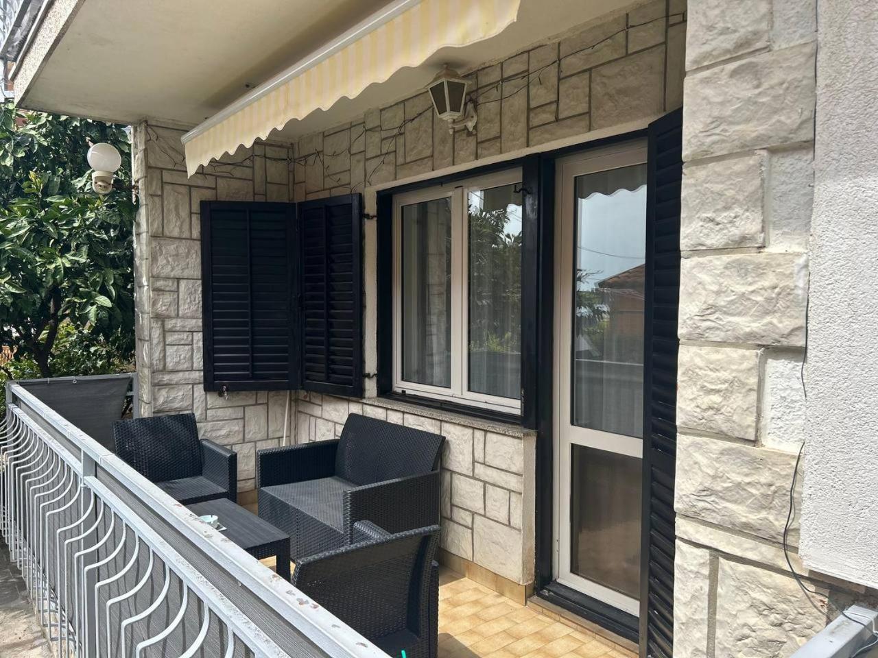 Hanka - 3 Verschiedene Whg - 40 Qm 3 Pers, 50 Qm Bis 4 Pers Oder 70 Qm Bis 5 Pers, Balkone, Nur 70 M Zum Strand, Von 3 Bis Max 5 Personen, Wlan, Sat-tv, Klima, Kueche, Parkplaetze,ruhig Gelegen Apartment