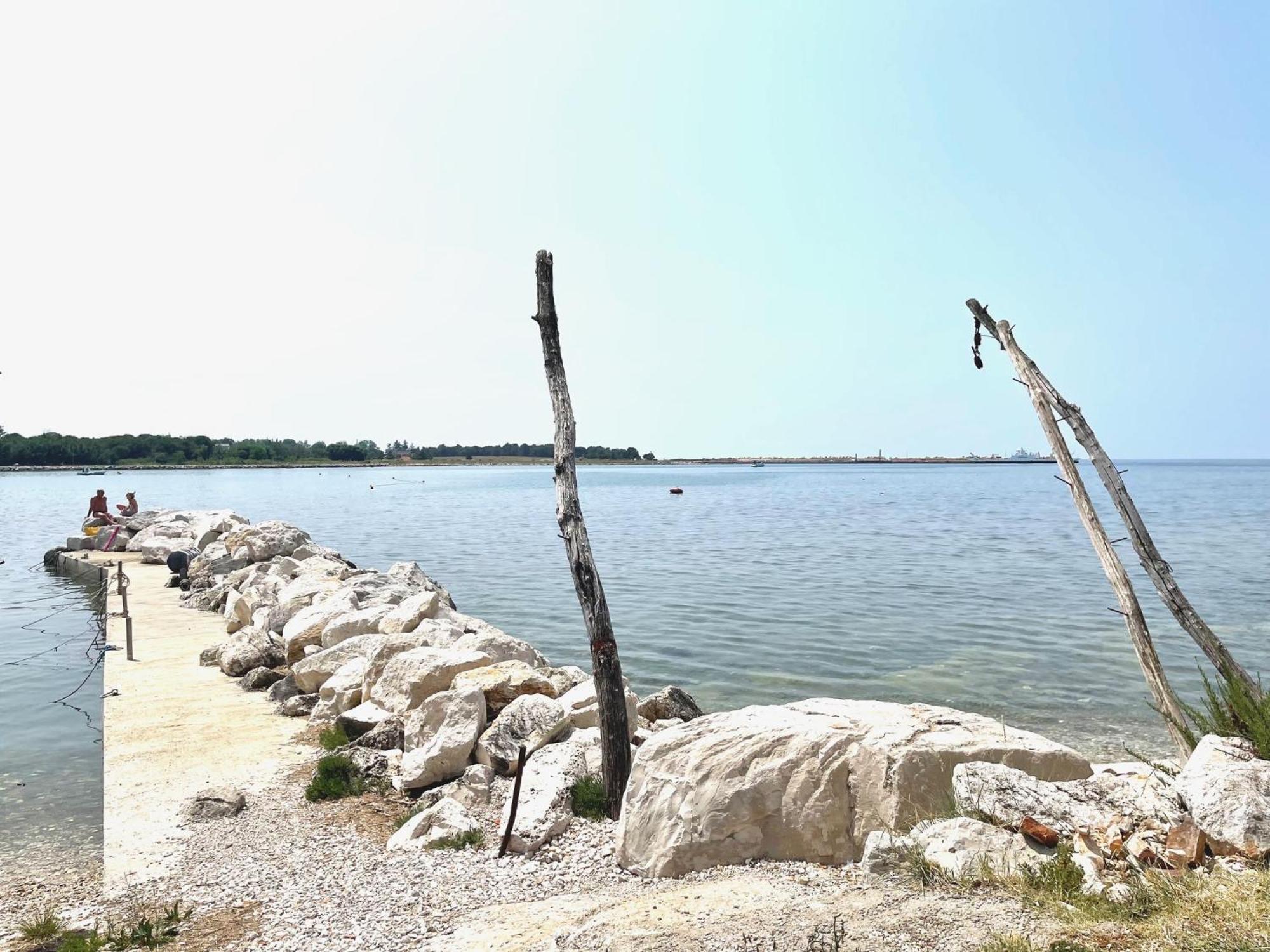 Hanka - 3 Verschiedene Whg - 40 Qm 3 Pers, 50 Qm Bis 4 Pers Oder 70 Qm Bis 5 Pers, Balkone, Nur 70 M Zum Strand, Von 3 Bis Max 5 Personen, Wlan, Sat-tv, Klima, Kueche, Parkplaetze,ruhig Gelegen Umag